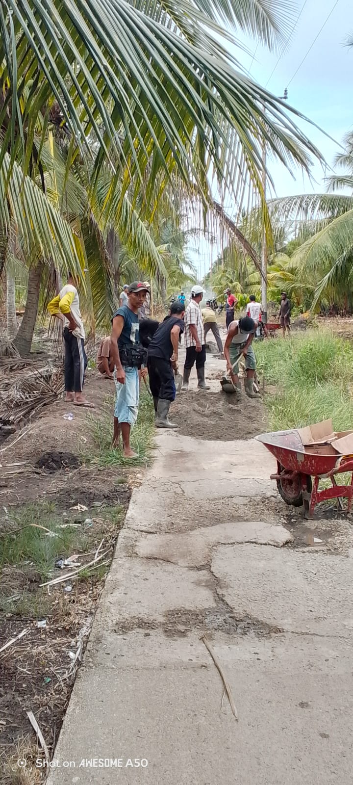 Aksi Nyata Tanpa Janji, Perbaikan Jalan 1,5 Km di Desa Sungai Teritip Bangkitkan Semangat Warga