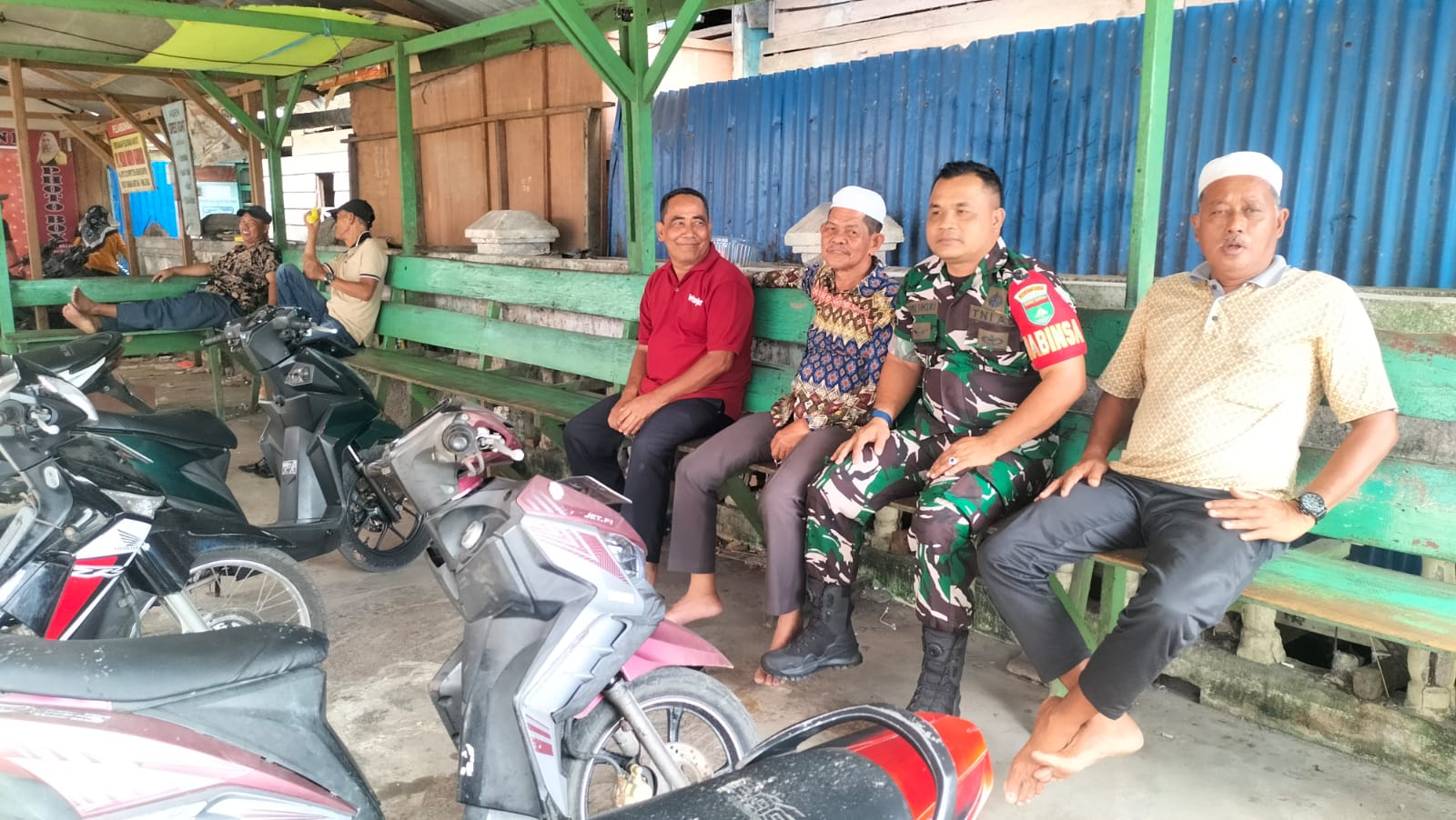 Babinsa Koramil 06/KTM Pererat Silaturahmi Melalui Pengawasan SDM di Kelurahan Tagaraja