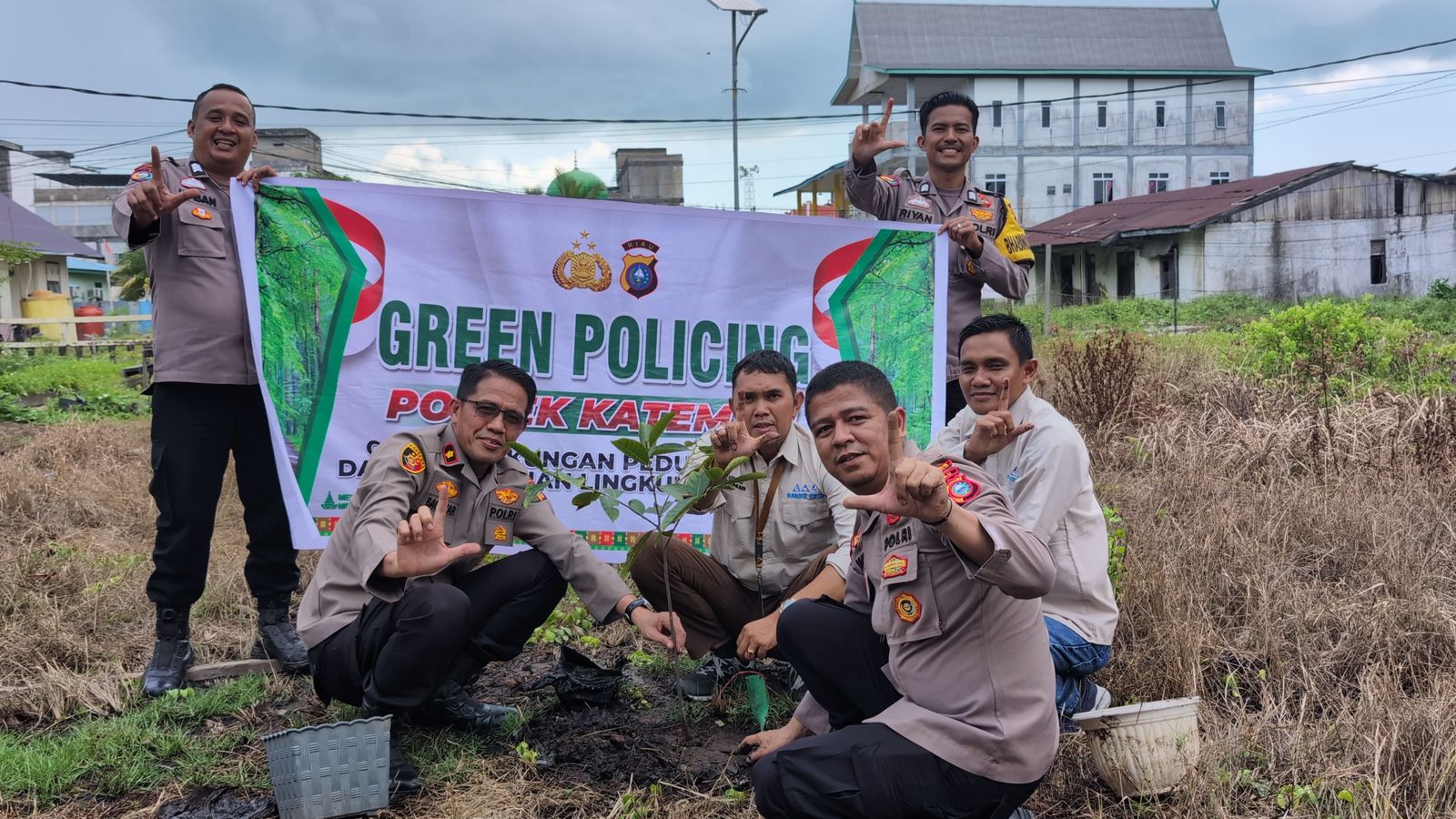 Sinergi Hijau di Kateman: Polsek dan Dunia Usaha Berkolaborasi Tanam Harapan