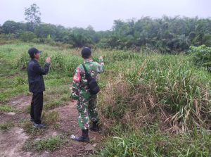 Perketat Pengawasan Perbatasan, Babinsa Koramil 06/Kateman Pantau Titik Koordinat Desa Hibrida Mulya