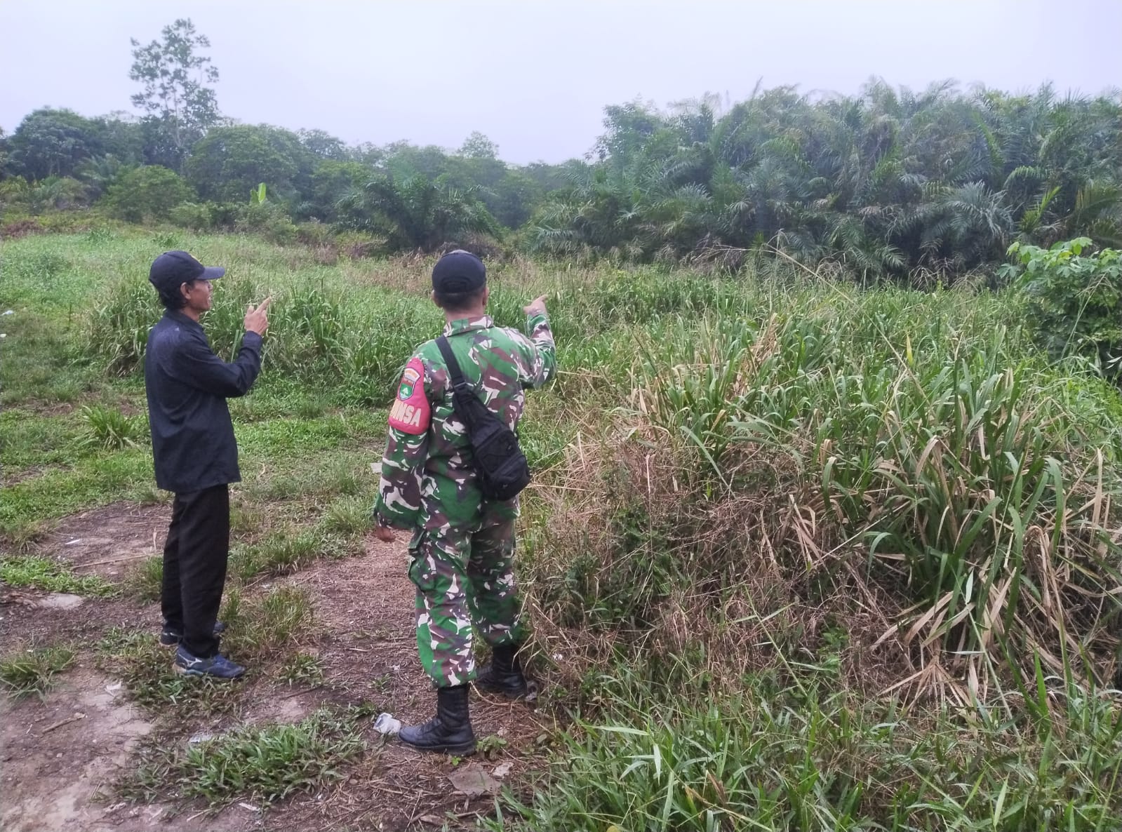 Perketat Pengawasan Perbatasan, Babinsa Koramil 06/Kateman Pantau Titik Koordinat Desa Hibrida Mulya