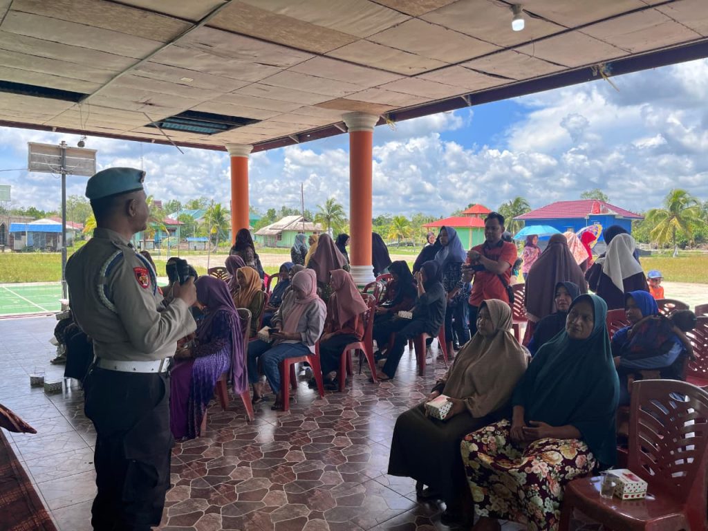 Personil Polsek Teluk Belengkong menggunakan kesempatan Reses Anggota DPRD Inhil Abdul Halim untuk Edukasi Bahaya penyalah gunaan Narkoba