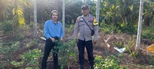Bhabinkamtibmas Sambangi Kebun Cabai Warga, Perkuat Dukungan Program Asta Cita Ketahanan Pangan di Teluk Belengkong